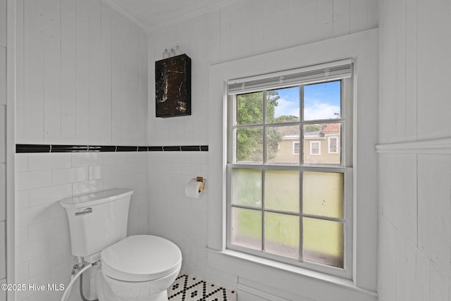 409 Hancock St, New Bern, NC 28560 - bathroom with crown molding and toilet