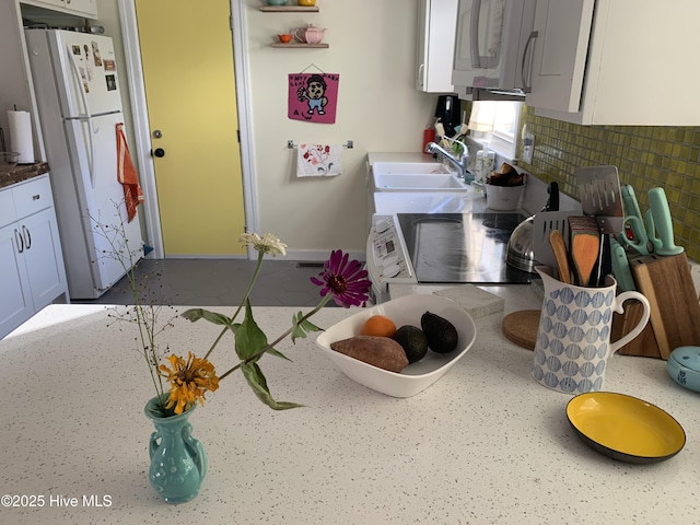 606 Ivey Cir, Wilmington, NC 28401 - kitchen featuring white appliances and backsplash