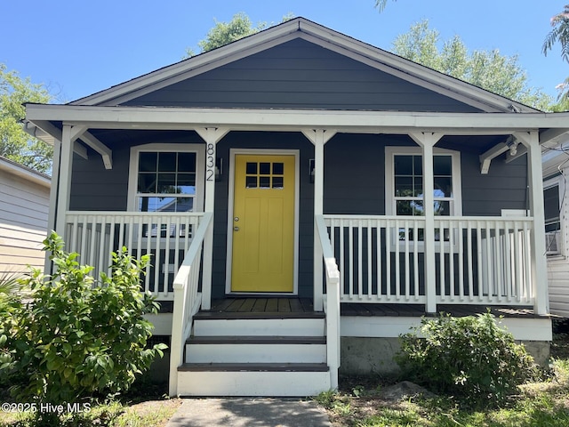 832 Fanning St, Wilmington, NC 28401 - shotgun-style home featuring a porch