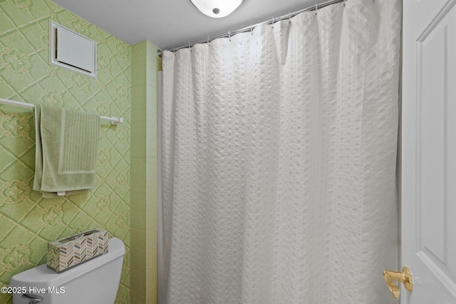 10300 Coast Guard Rd Unit E206Point, Emerald Villas, Emerald Isle, NC 28594 - full bath with toilet and a shower with curtain