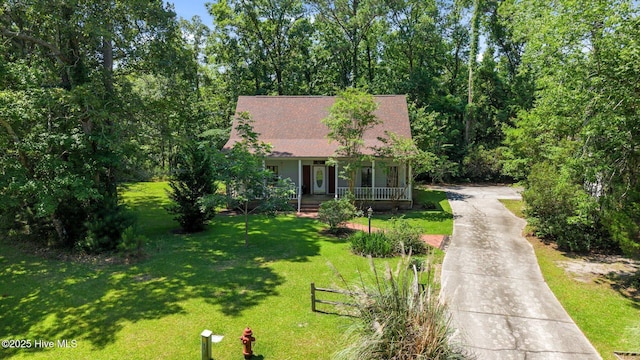 32 Windy Ct, Oriental, NC 28571 - view of front facade featuring covered porch, a front lawn, and concrete driveway