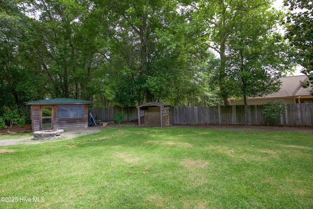 615 E Main St, Aberdeen, NC 28315 - fenced backyard featuring a shed