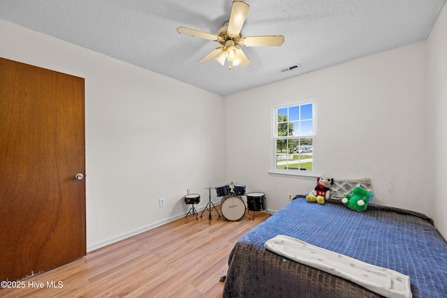 608 Calabash Dr, Hubert, NC 28539 - bedroom featuring light wood-type flooring, a textured ceiling, and a ceiling fan