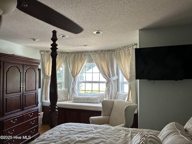 2270 Bella Coola Rd, Lake Waccamaw, NC 28450 - bedroom featuring a textured ceiling