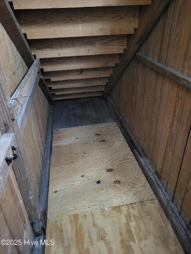 550 E Pungo St, Belhaven, NC 27810 - detailed view of wooden walls