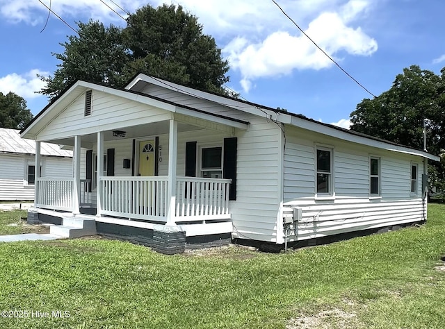 510 S Sycamore St, Fremont, NC 27830 - view of front of home with covered porch and a front lawn