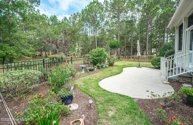 595 Wicklow Sq SW, Ocean Isle Beach, NC 28469 - fenced backyard with a patio area