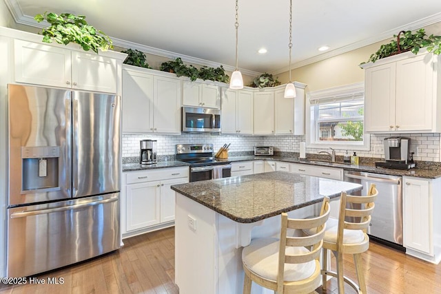 26 Calhoun Ln, Pinehurst, NC 28374 - kitchen with stainless steel appliances, light wood-style floors, white cabinetry, backsplash, and recessed lighting