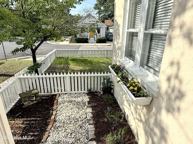 228 Mcrae St, Wilmington, NC 28401 - fenced yard featuring entry steps
