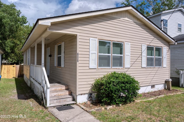 606 Anderson St, Wilmington, NC 28401 - bungalow-style home featuring crawl space