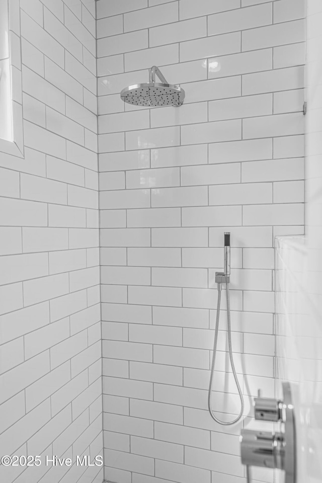 1165 Burning Tree Rd, Pinehurst, NC 28374 - bathroom featuring a tile shower