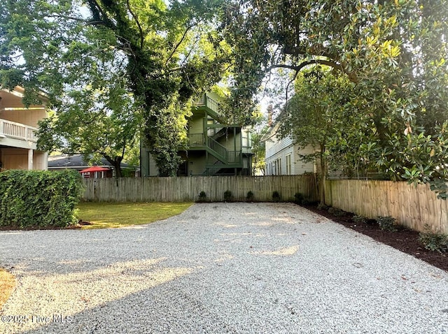 503 S 3rd St, Wilmington, NC 28401 - view of yard featuring driveway