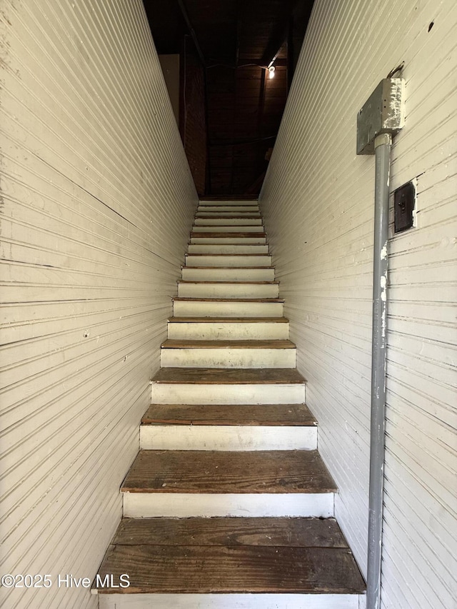 603 E 8th St, Washington, NC 27889 - stairs featuring wooden walls
