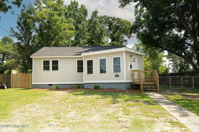 721 New River Dr, Jacksonville, NC 28540 - manufactured / mobile home with crawl space, roof with shingles, and a gate