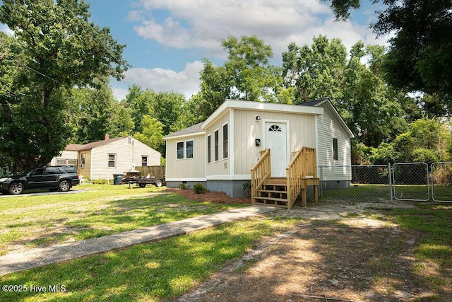 721 New River Dr, Jacksonville, NC 28540 - manufactured / mobile home with a gate and crawl space