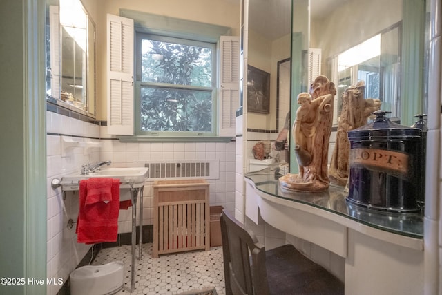 900 Nash St N, Wilson, NC 27893 - bathroom featuring tile walls