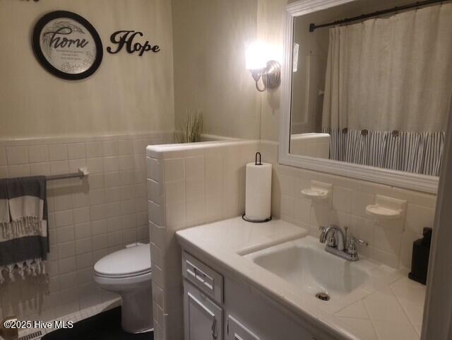 2262 Old Oak Rd, Kinston, NC 28504 - full bathroom featuring tile walls, vanity, and wainscoting