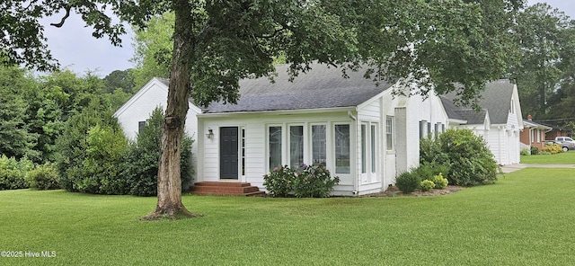 907 Raleigh Rd, Clinton, NC 28328 - view of front of house featuring a front yard and a shingled roof