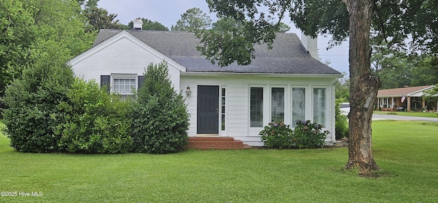907 Raleigh Rd, Clinton, NC 28328 - view of front of home featuring entry steps, a front yard, a chimney, and roof with shingles