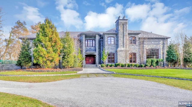 view of front of home featuring a front yard