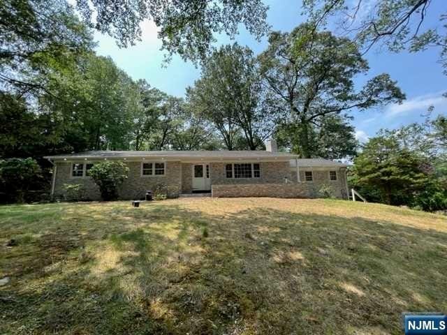 view of front of house with a front lawn