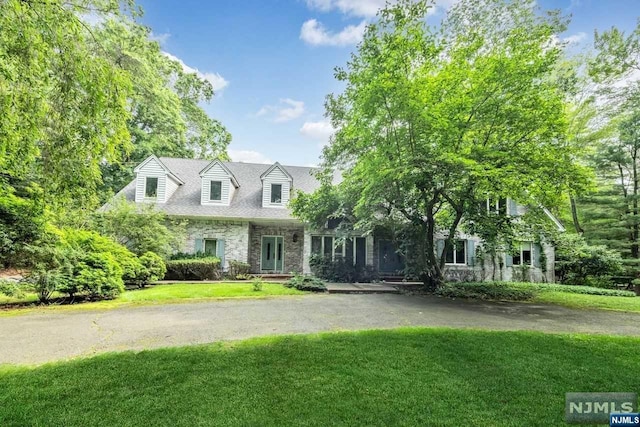 25 Ackerman Rd, Saddle River, NJ 07458 - view of front of home with a front lawn