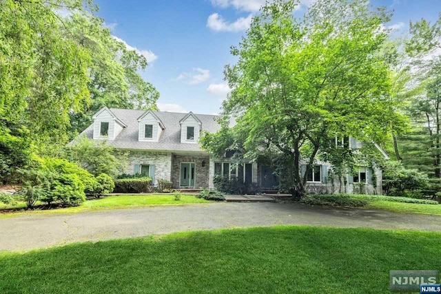 view of front of home with a front lawn