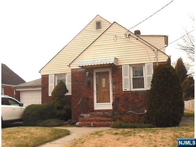 view of front of house with a front lawn