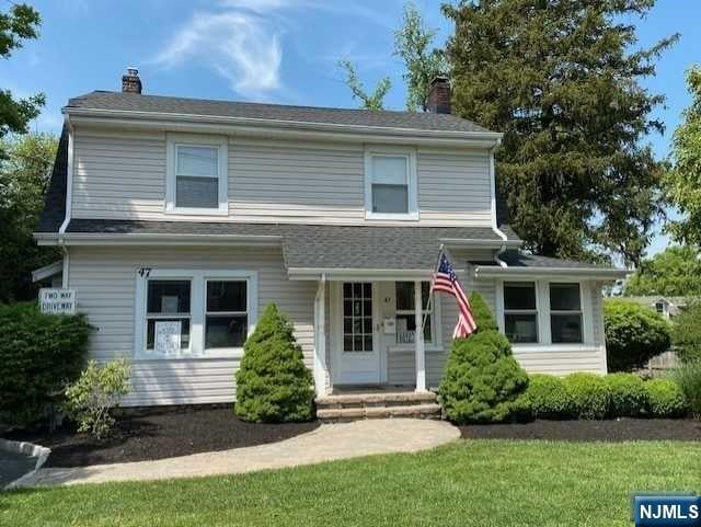 view of front of home featuring a front lawn