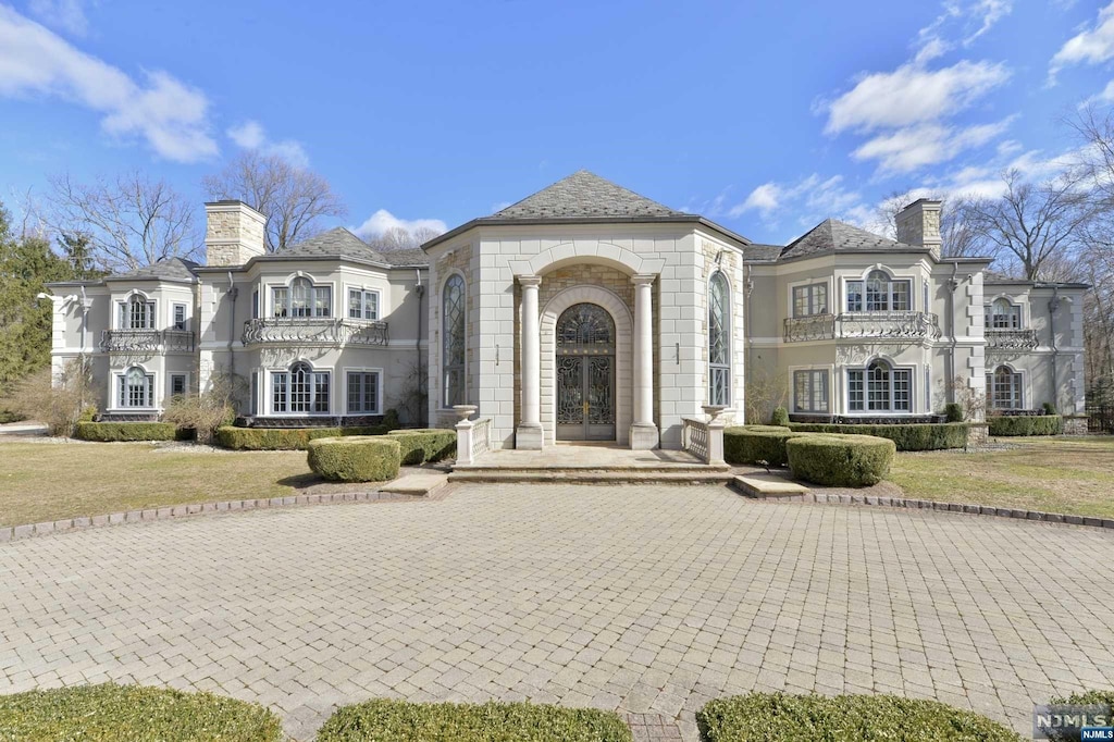 view of front of house with a front lawn