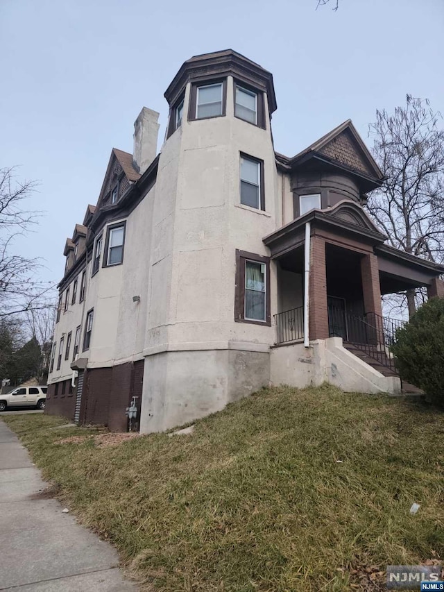 view of front of property with a front yard and a porch