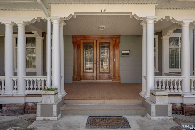 entrance to property featuring covered porch