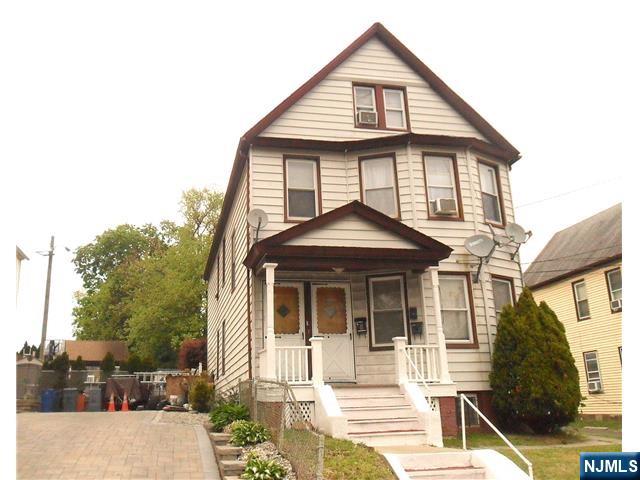 view of front property