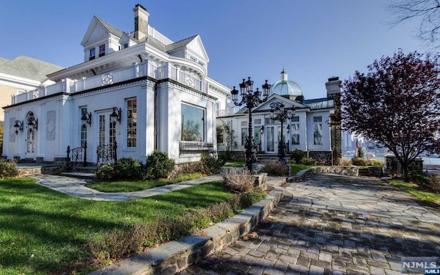 view of front of property featuring a front yard