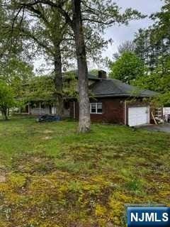 view of front of property featuring a front lawn and a garage