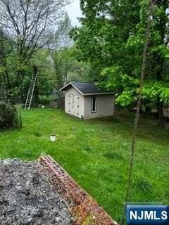 view of yard featuring a shed