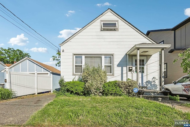 view of front of house featuring a front lawn