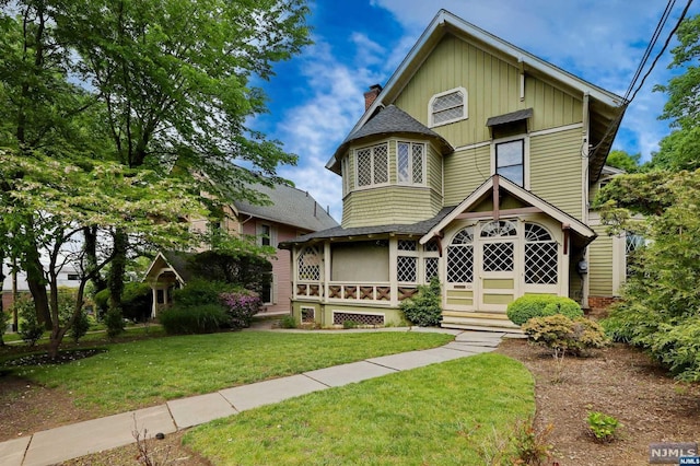 view of front of house featuring a front lawn