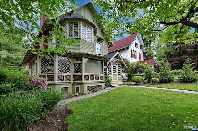 view of front facade with a front lawn