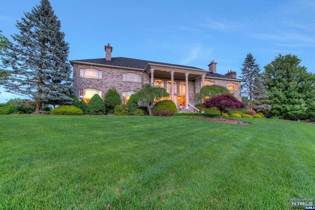 view of front of home featuring a front lawn