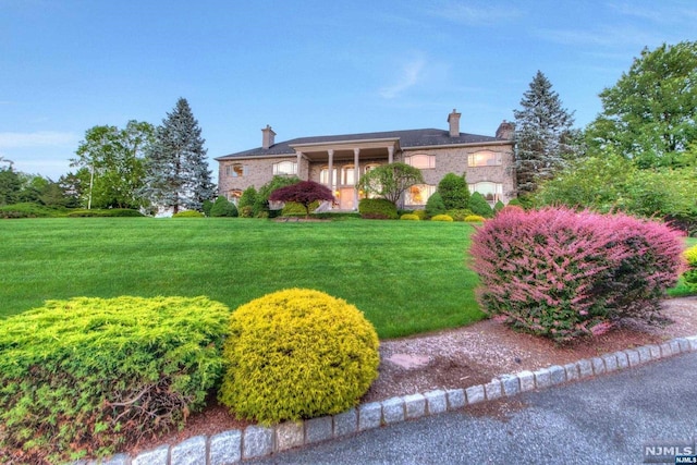 view of front facade with a front yard