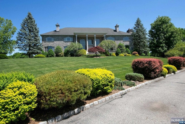 ranch-style house featuring a front yard