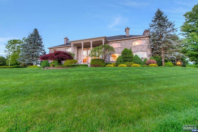 view of front facade with a front lawn