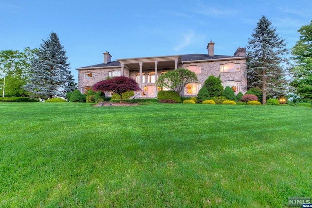 view of front of house featuring a front yard