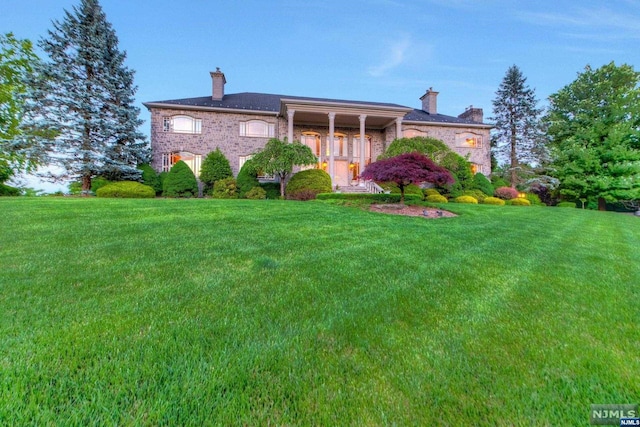 exterior space featuring a front yard