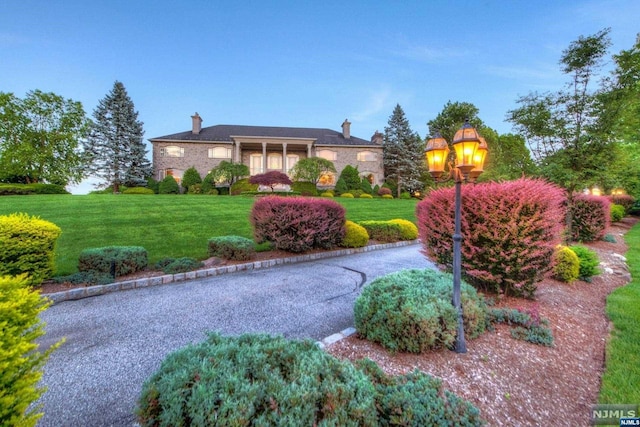 view of front of house with a front lawn