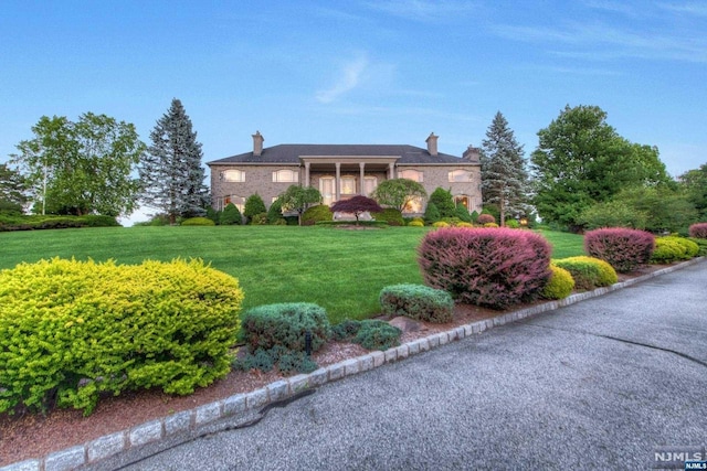 view of front of home featuring a front lawn