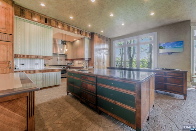 kitchen with sink, stainless steel appliances, tasteful backsplash, light colored carpet, and a textured ceiling