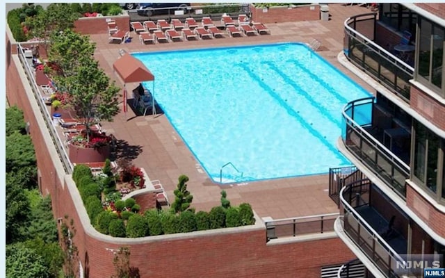 view of swimming pool