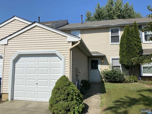 view of front of home featuring a front lawn and a garage